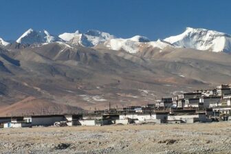 Exploration du Tibet : Lhassa, Everest et les Joyaux des Lacs Orientaux